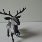 Close-up van een minimalistisch low-poly rendier met gefacetteerd oppervlak en gewei