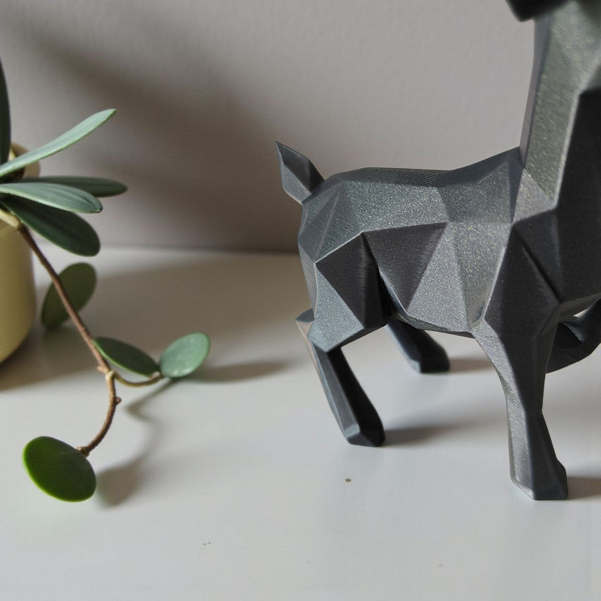 Close-up van een minimalistisch low-poly rendier met gefacetteerd oppervlak en gewei