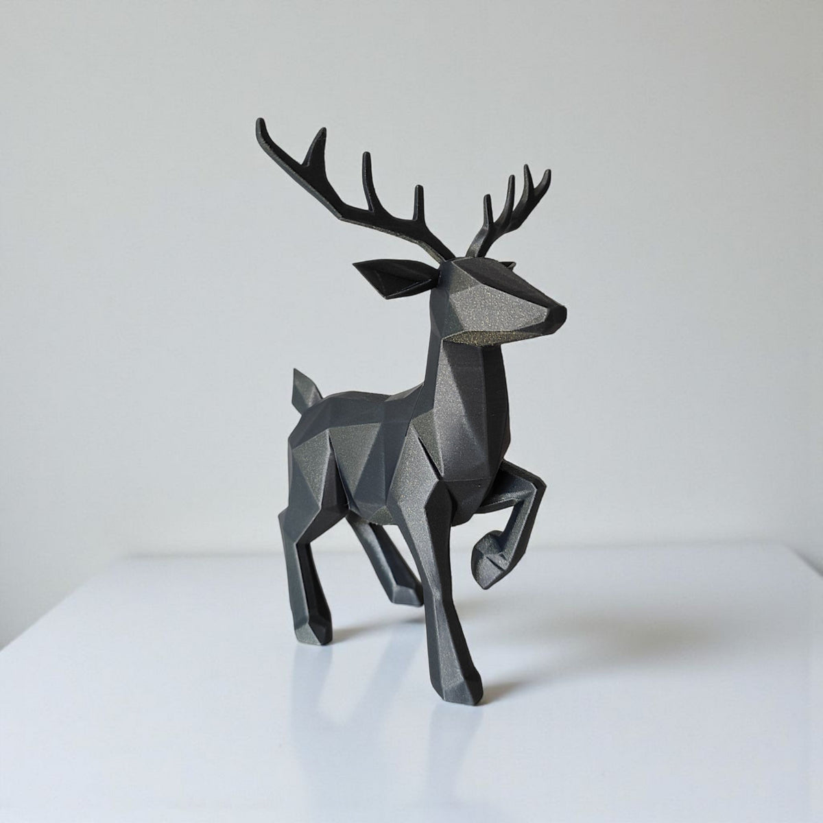 Close-up van een minimalistisch low-poly rendier met gefacetteerd oppervlak en gewei