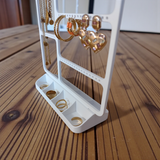 Close-up van een minimalistische sieradenorganizer voor ringen en oorbellen