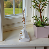Minimalistische sieradenhouder met oorbellen, ringen en kettingen in strak wit design