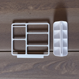 Minimalistische sieradenhouder met oorbellen, ringen en kettingen in strak wit design