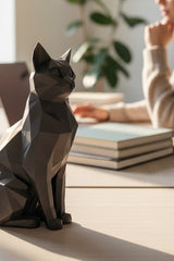 Close-up van een low-poly kattenbeeld met geometrische facetten en hoeken