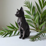 Close-up van een low-poly kattenbeeld met geometrische facetten en hoeken