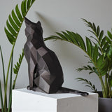 Close-up van een low-poly kattenbeeld met geometrische facetten en hoeken