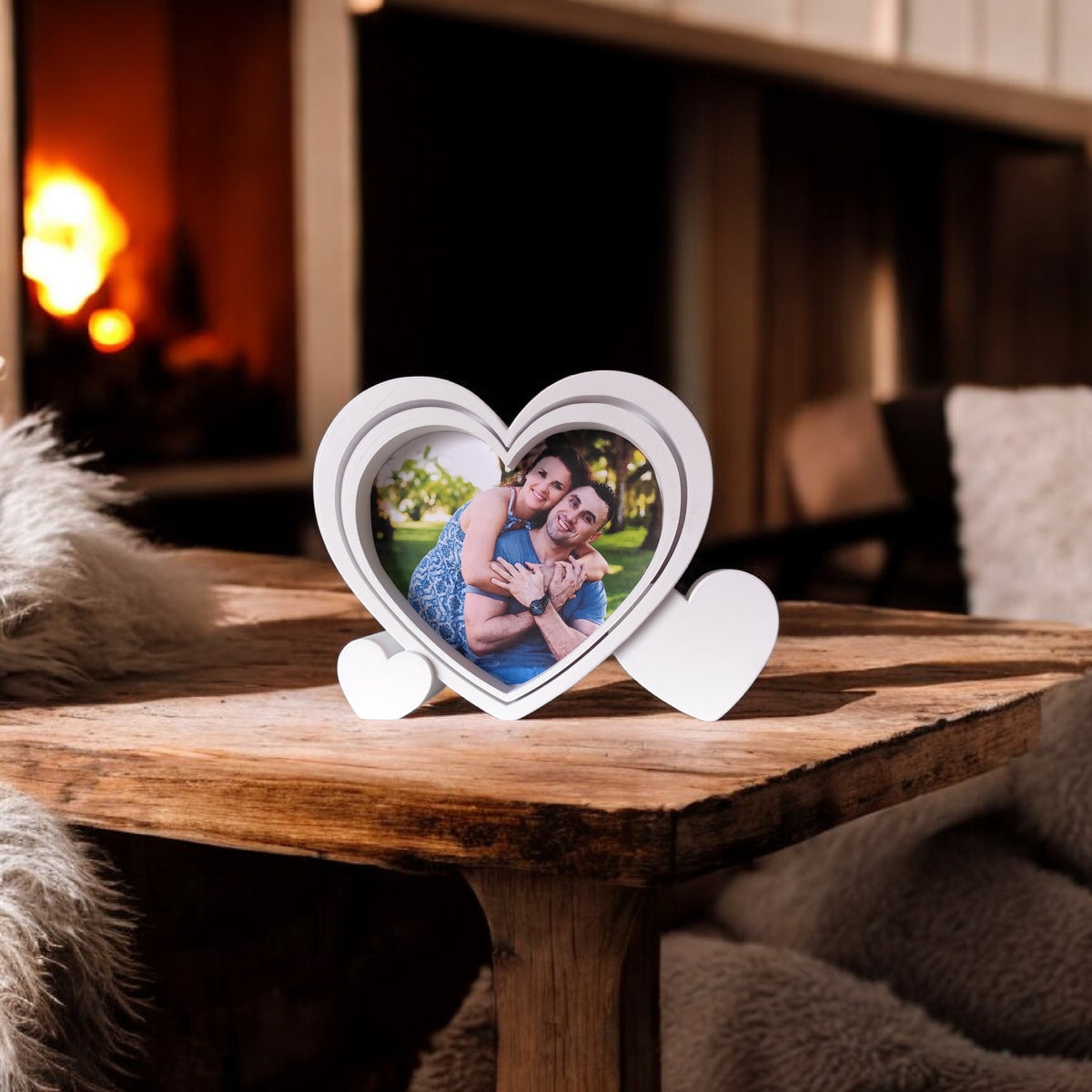 Hartvormige fotolijst met foto op houten plank