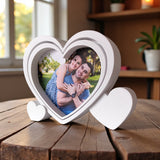 Detail van hartvormige fotolijst met sierlijke voet en lijstopening