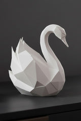 Wit low-poly zwanenbeeld met hoekige geometrische vorm, close-up