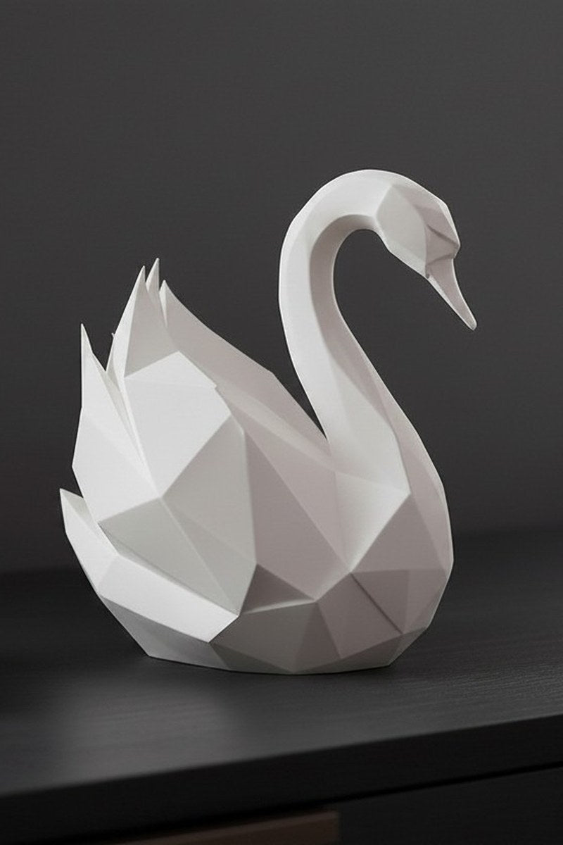 Wit low-poly zwanenbeeld met hoekige geometrische vorm, close-up