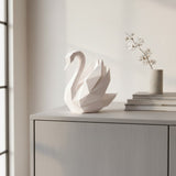 Wit low-poly zwanenbeeld met hoekige geometrische vorm, close-up