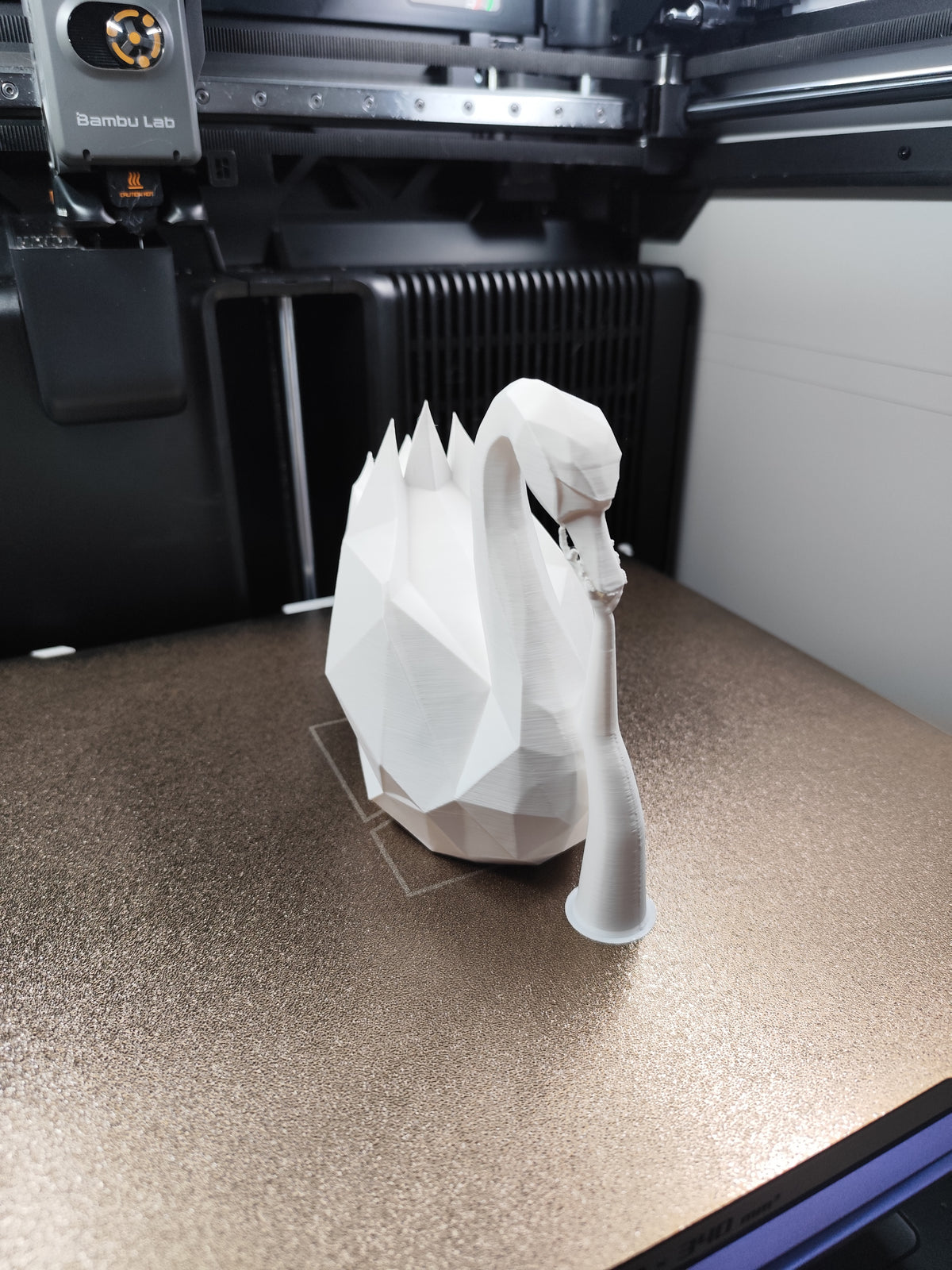 Wit low-poly zwanenbeeld met hoekige geometrische vorm, close-up
