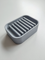 Minimalistische zeephouder in de badkamer met een stuk zeep in neutrale kleuren