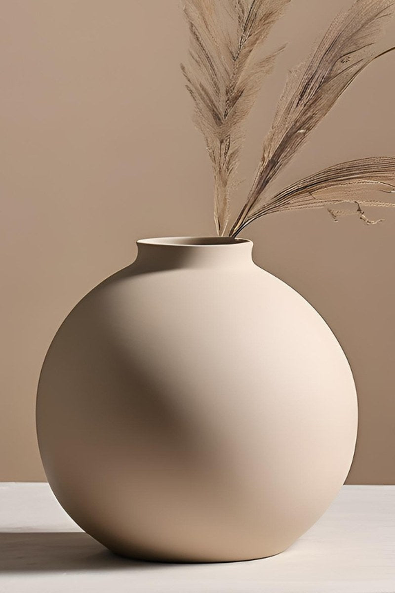 Close-up van een minimalistische ronde vaas met gladde bolvorm