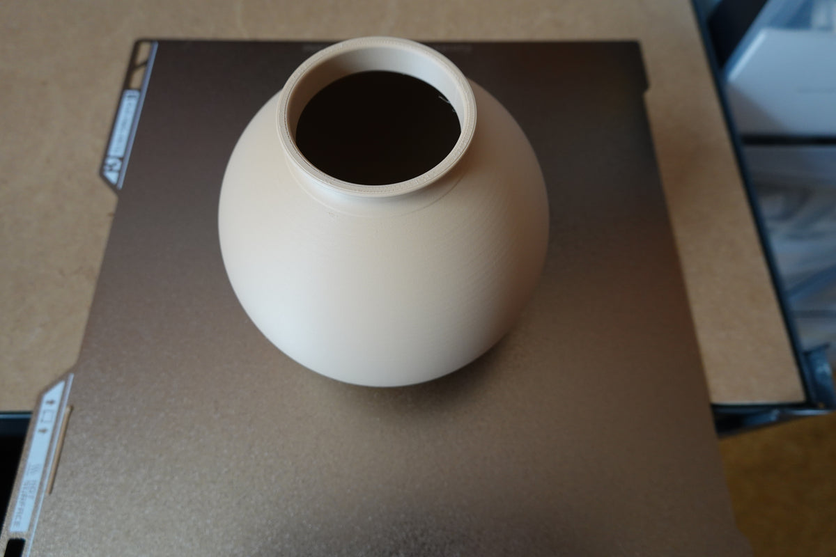 Close-up van een minimalistische ronde vaas met gladde bolvorm