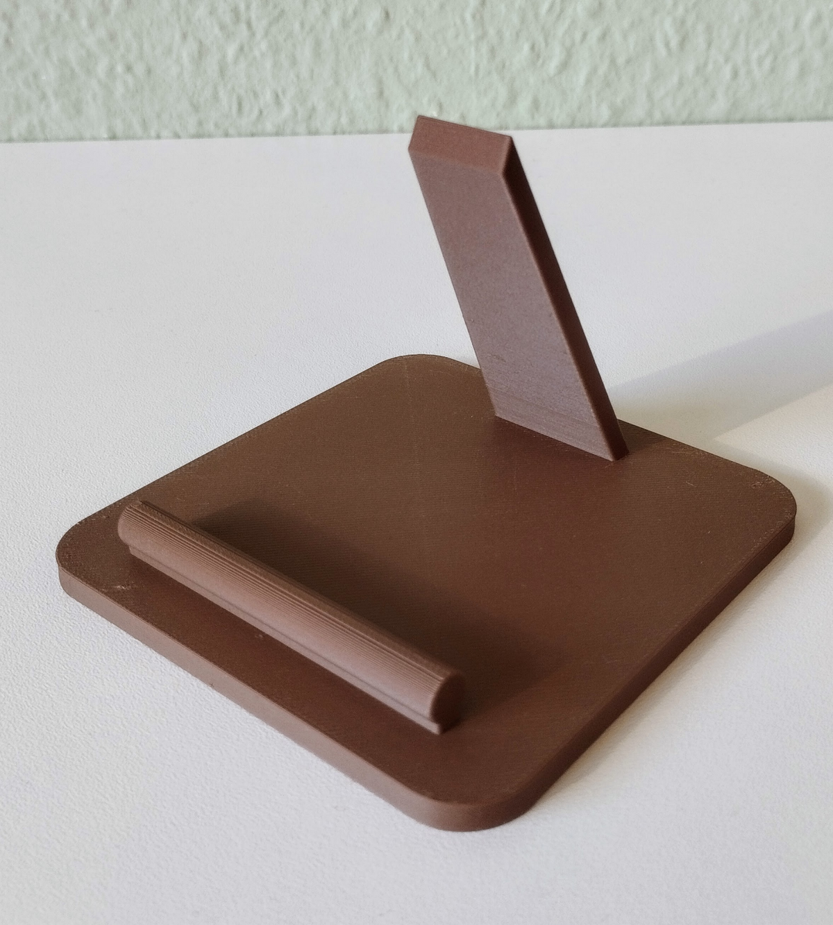 Detail van de stevige steun van een minimalistische telefoonhouder