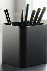 Minimalistische pennenhouder met strakke cilindervorm, close-up