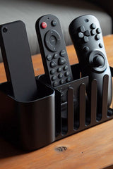 Minimalistische afstandsbedieningshouder met strakke schuine wanden, close-up