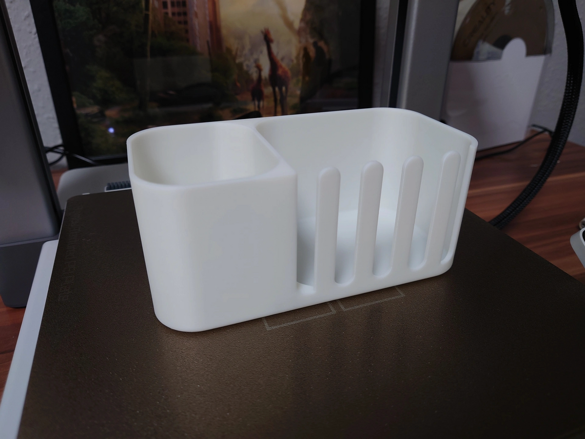 Afstandsbedieningshouder op een houten bijzettafel in een woonkamer