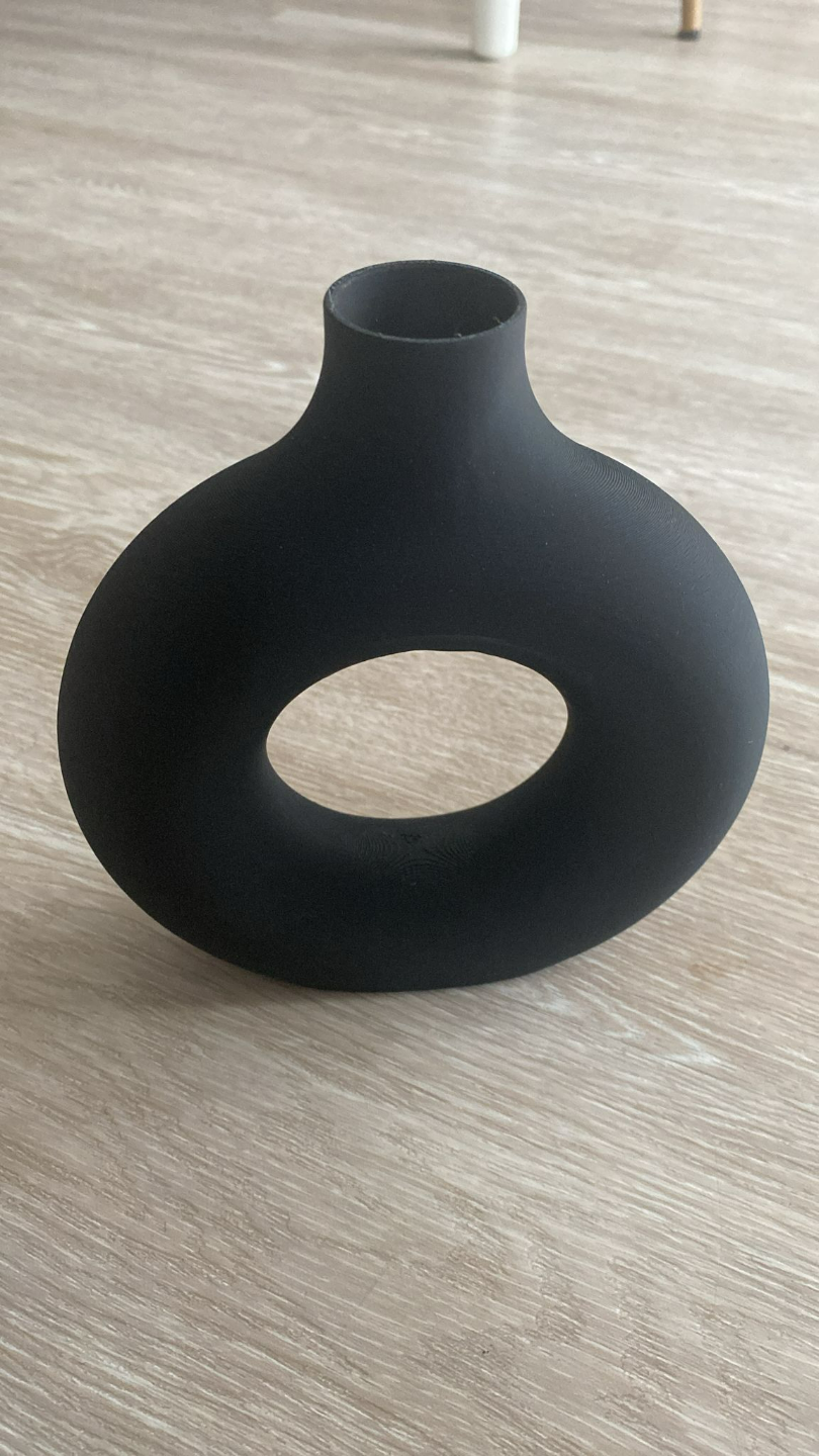 Detail van de ronde vaasopening met geometrische holle vorm en glad oppervlak