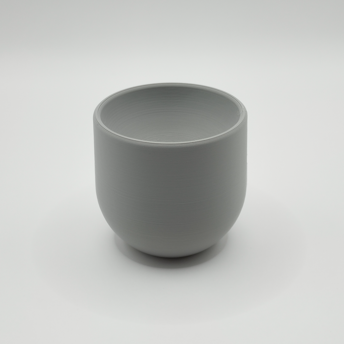 Minimalistisch eierdopje op de ontbijttafel met een zachtgekookt ei en een lepeltje
