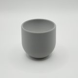Minimalistisch eierdopje op de ontbijttafel met een zachtgekookt ei en een lepeltje
