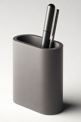 Close-up van een minimalistische pennenhouder met verticale ribbels