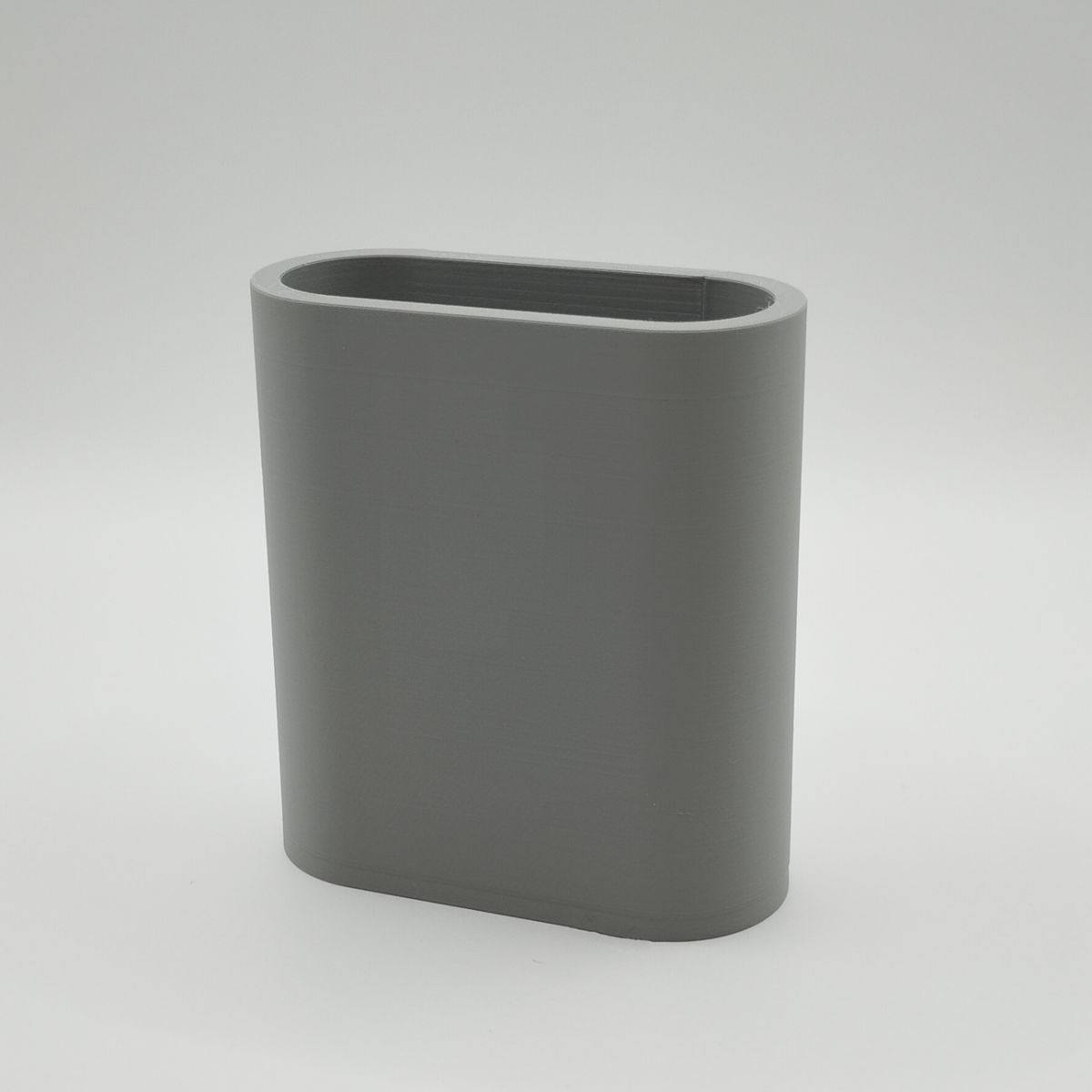 Witte minimalistische potloodhouder op een houten bureau met balpennen en potloden