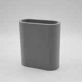 Witte minimalistische potloodhouder op een houten bureau met balpennen en potloden