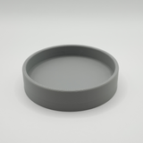 Rond sleutelbakje op een haltafel met sleutels en kleine spulletjes