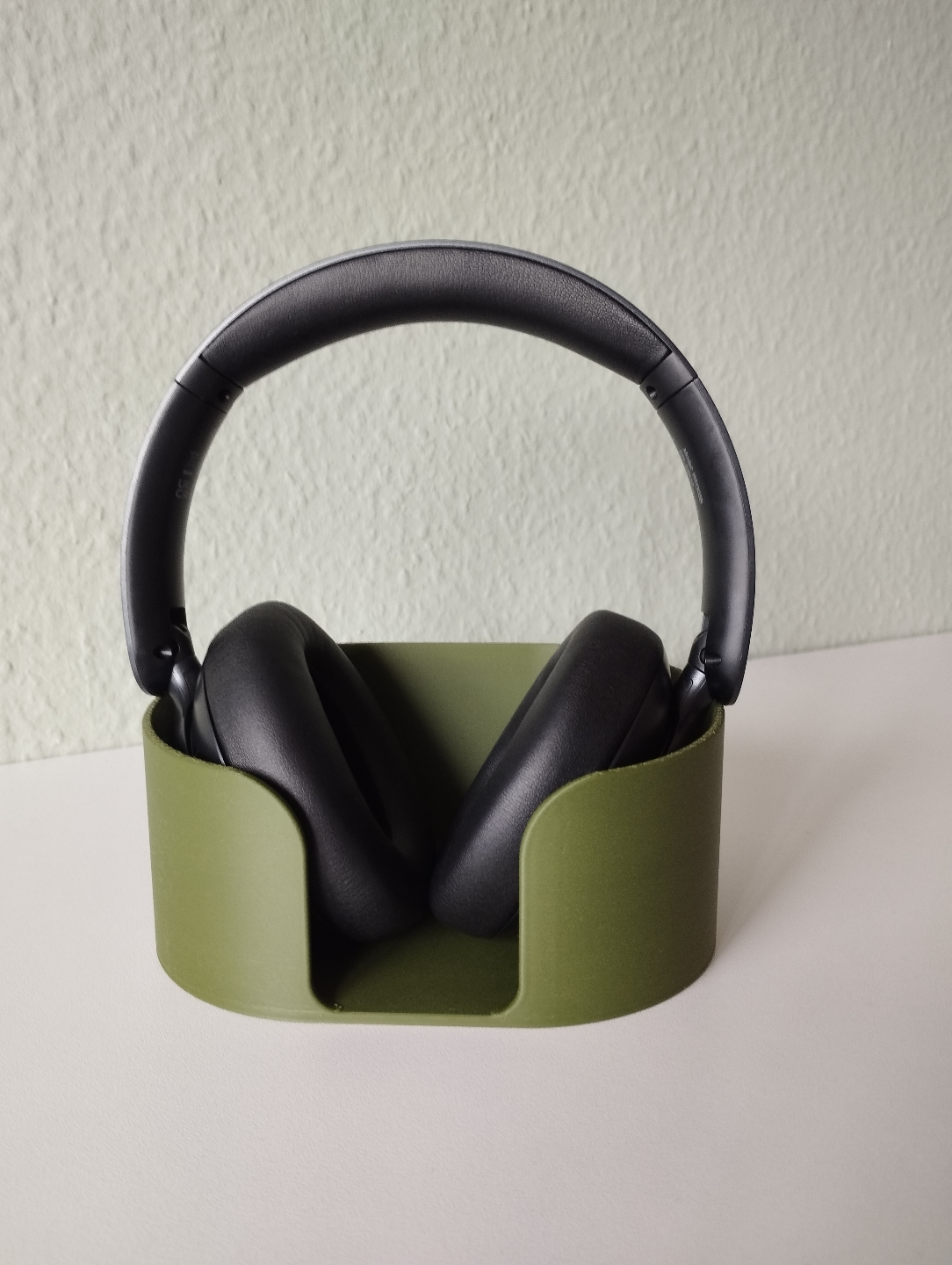 Koptelefoonstandaard met over-ear koptelefoon op modern bureau