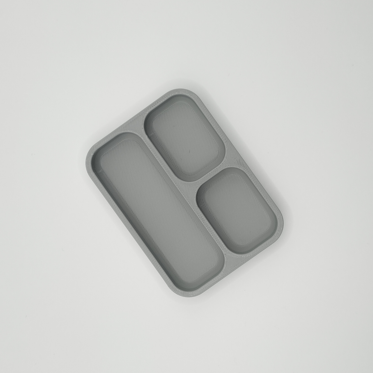 Detail van geometrische lijnen op minimalistisch schaaltje voor sleutels en munten