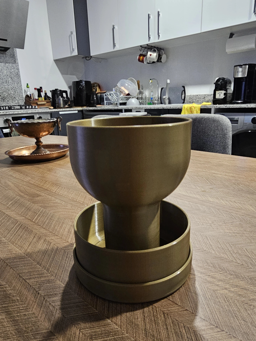 Zelfwaterende bloempot met graalontwerp, close-up van het elegante silhouet