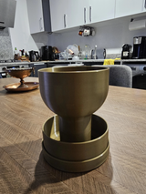 Zelfwaterende bloempot met graalontwerp, close-up van het elegante silhouet