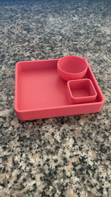 Minimalistisch bakje voor afstandsbedieningen met twee lage schaaltjes, bovenaanzicht