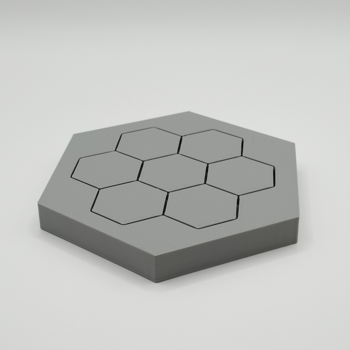 Minimalistische zeshoekige onderzetters op een houten tafel met een kop koffie