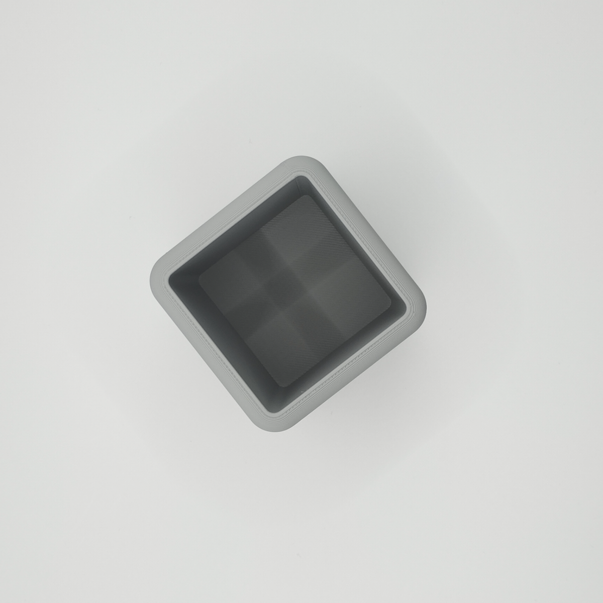 Detail van gladde gebogen rand op minimalistische bureau-organizer
