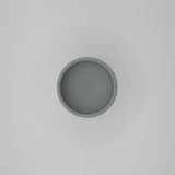 Detail van gladde gebogen rand en steel op minimalistisch eierdopje