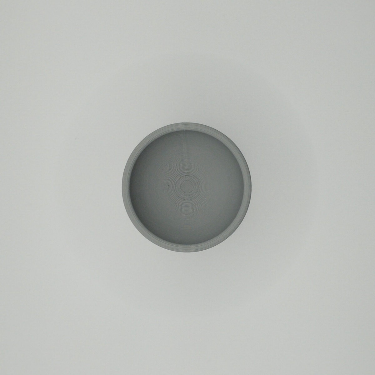 Detail van gladde gebogen rand en steel op minimalistisch eierdopje