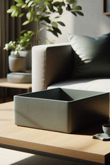 Close-up van een minimalistische vierkante schaal met strakke geometrische randen en matte afwerking