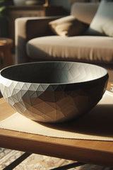 Close-up van een low-poly schaal met geometrische facetten die het licht vangen