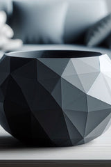Close-up van een low-poly schaal met facetten geïnspireerd op gebarsten steen en schaduwspel