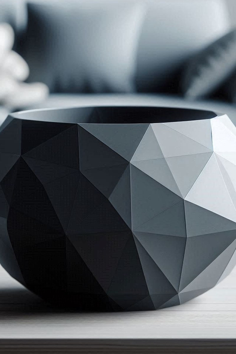 Close-up van een low-poly schaal met facetten geïnspireerd op gebarsten steen en schaduwspel