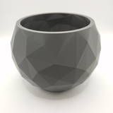 Low poly schaal op een witte plank met minimalistische decoratie in een zacht Scandinavisch interieur