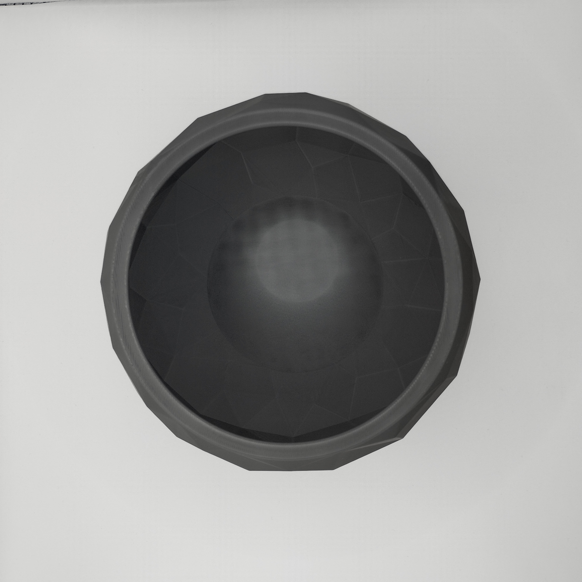 Detail van hoekige facetten op een low-poly schaal met een design als gebarsten steen