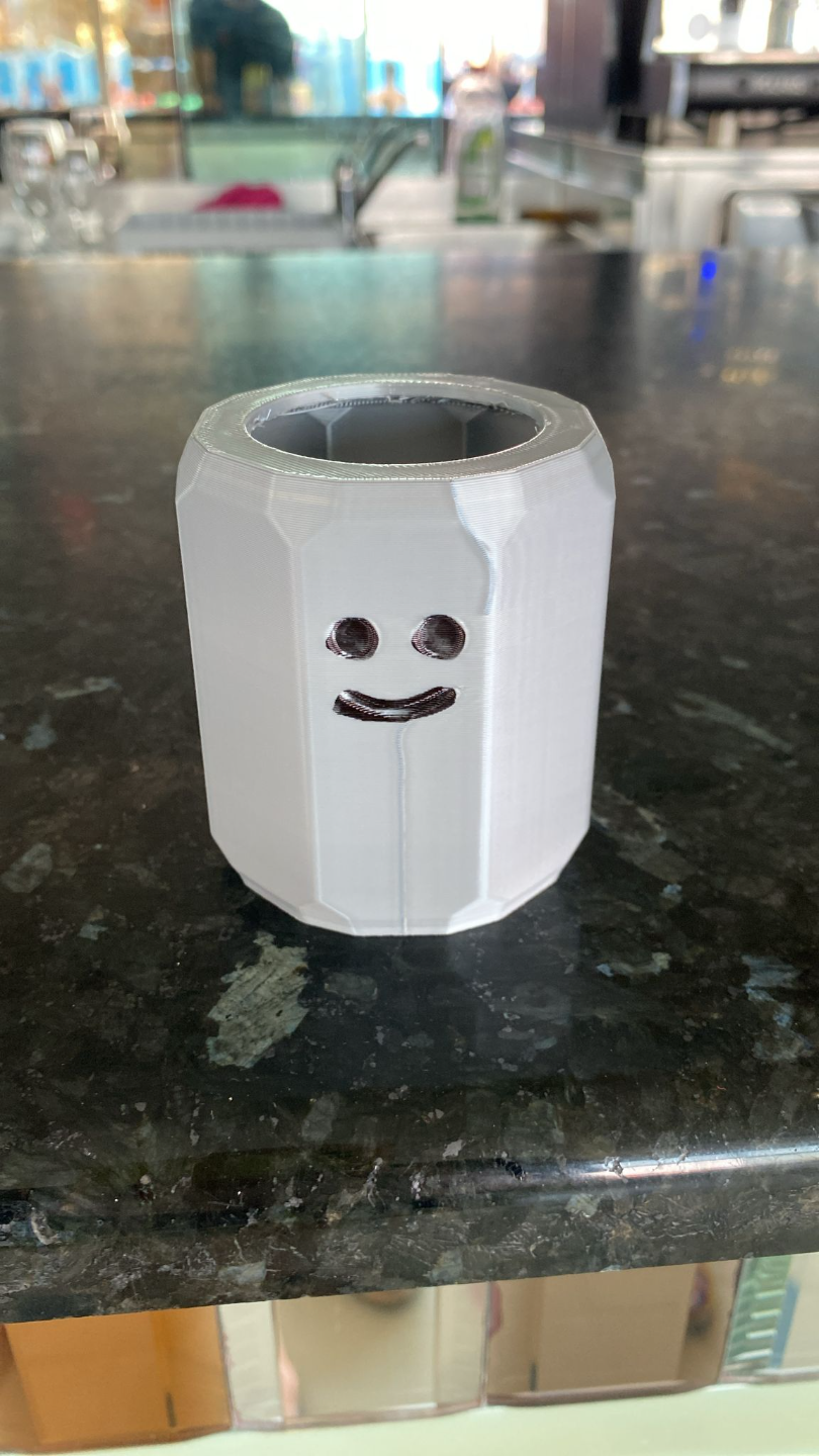 Witte tandenborstelhouder voor kinderen met zachte, afgeronde randen en een kleine tandenborstel