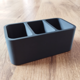 Minimalistische afstandsbedieningshouder met strakke lijnen en open design