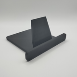 Tabletstandaard op een houten bureau met een telefoon in een goede kijkhoek