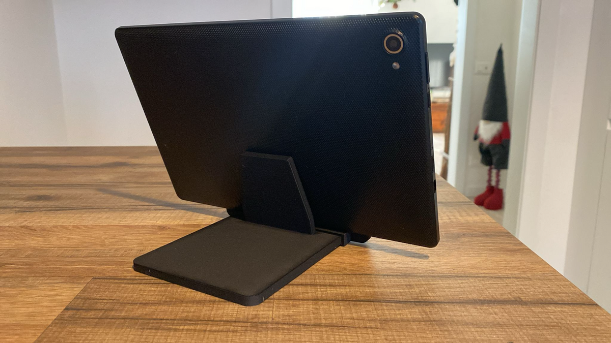 Close-up van de voet van de tabletstandaard met strakke geometrische lijnen