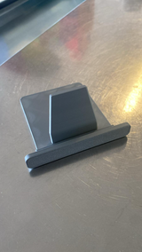 Minimalistische witte tablethouder van opzij met geometrische vorm en hoek