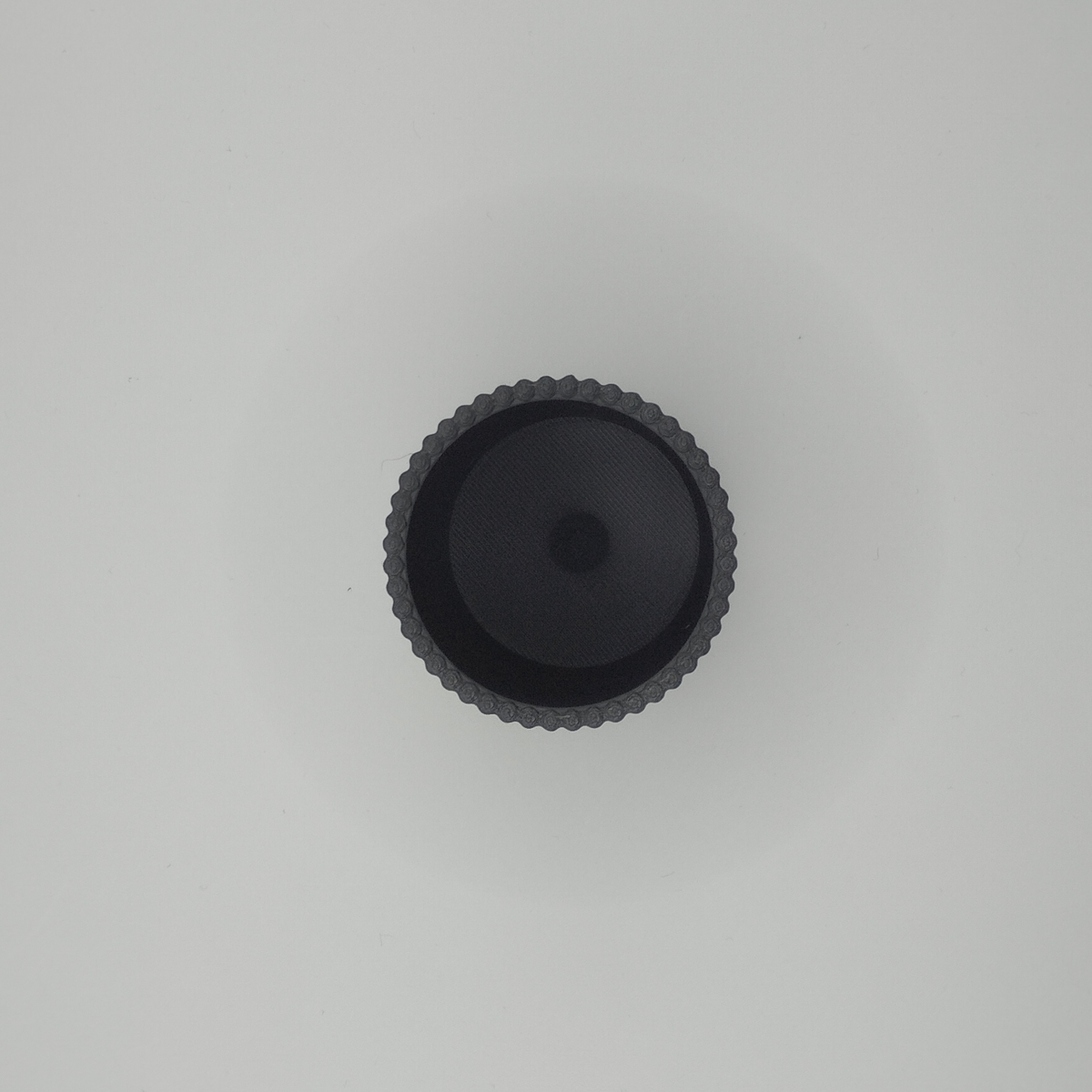 Verfijnd geribbeld oppervlak van een minimalistische pennenhouder in het licht